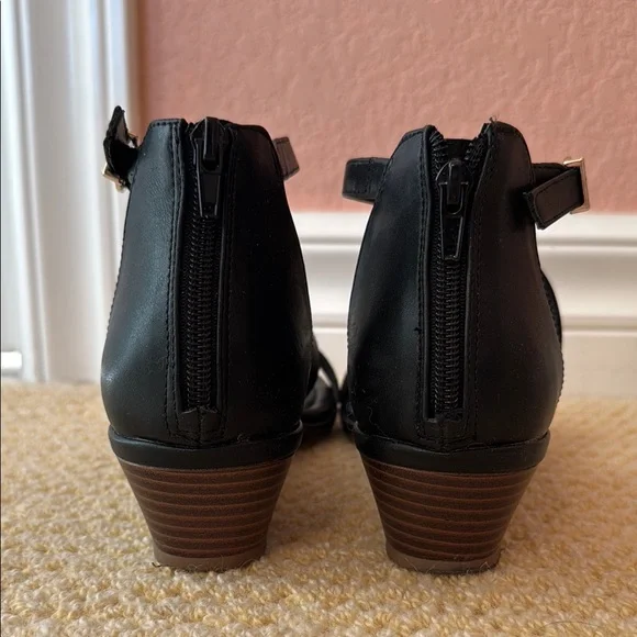 Kelly & Katie Black Strappy Sandals - Picture 6 of 7